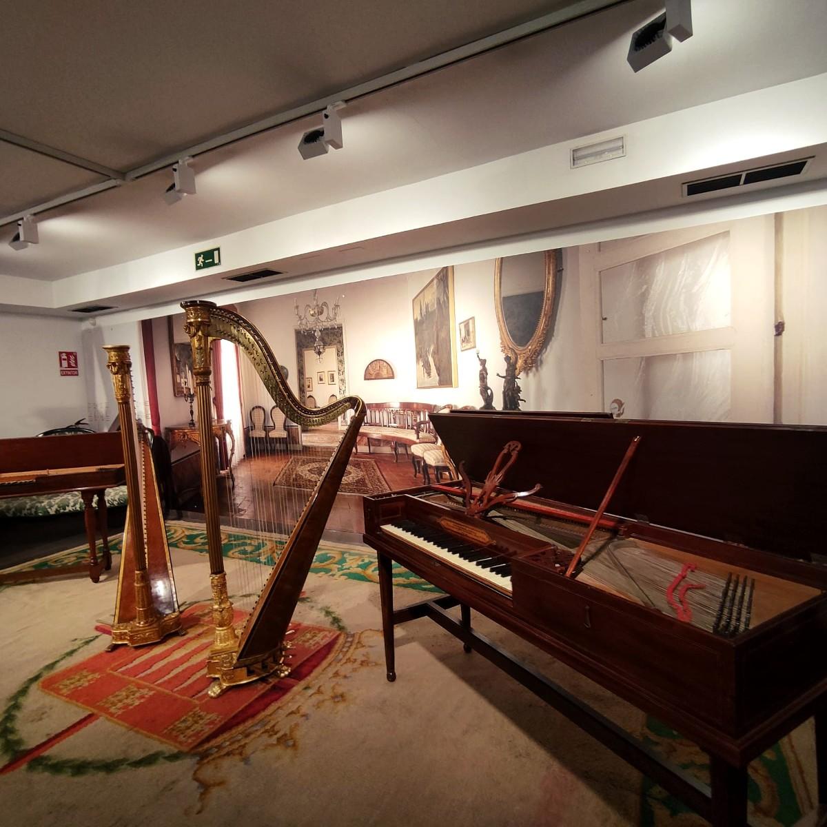 Dos arpas y un pianoforte de la exposición 'De la palabra a la música'