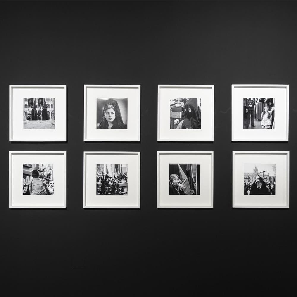 Exposición de fotografías en blanco y negro sobre pared negra
