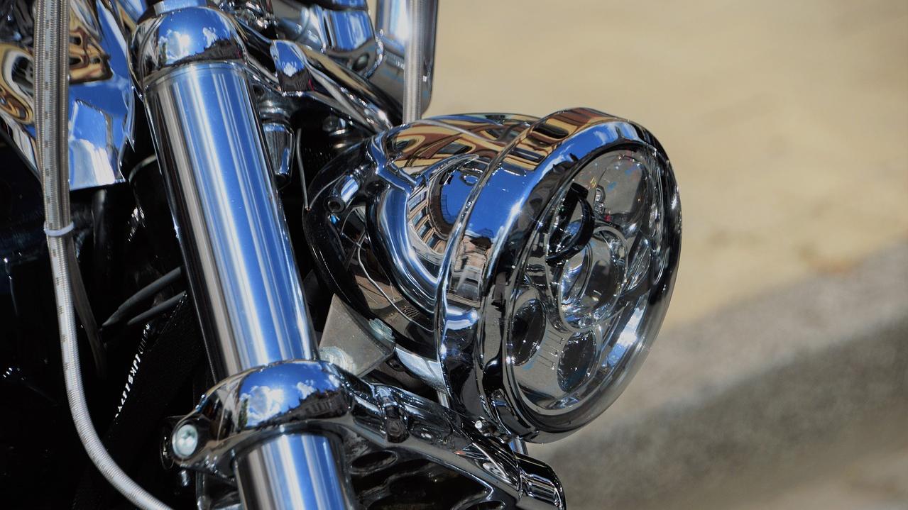 Detalle del faro delantero de una moto