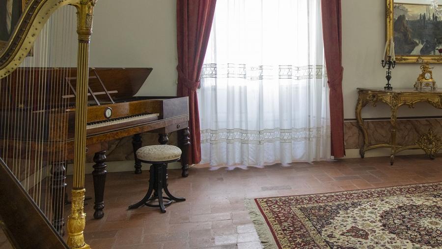Salón de la música de la casa de Zorrilla con pianoforte y arpa