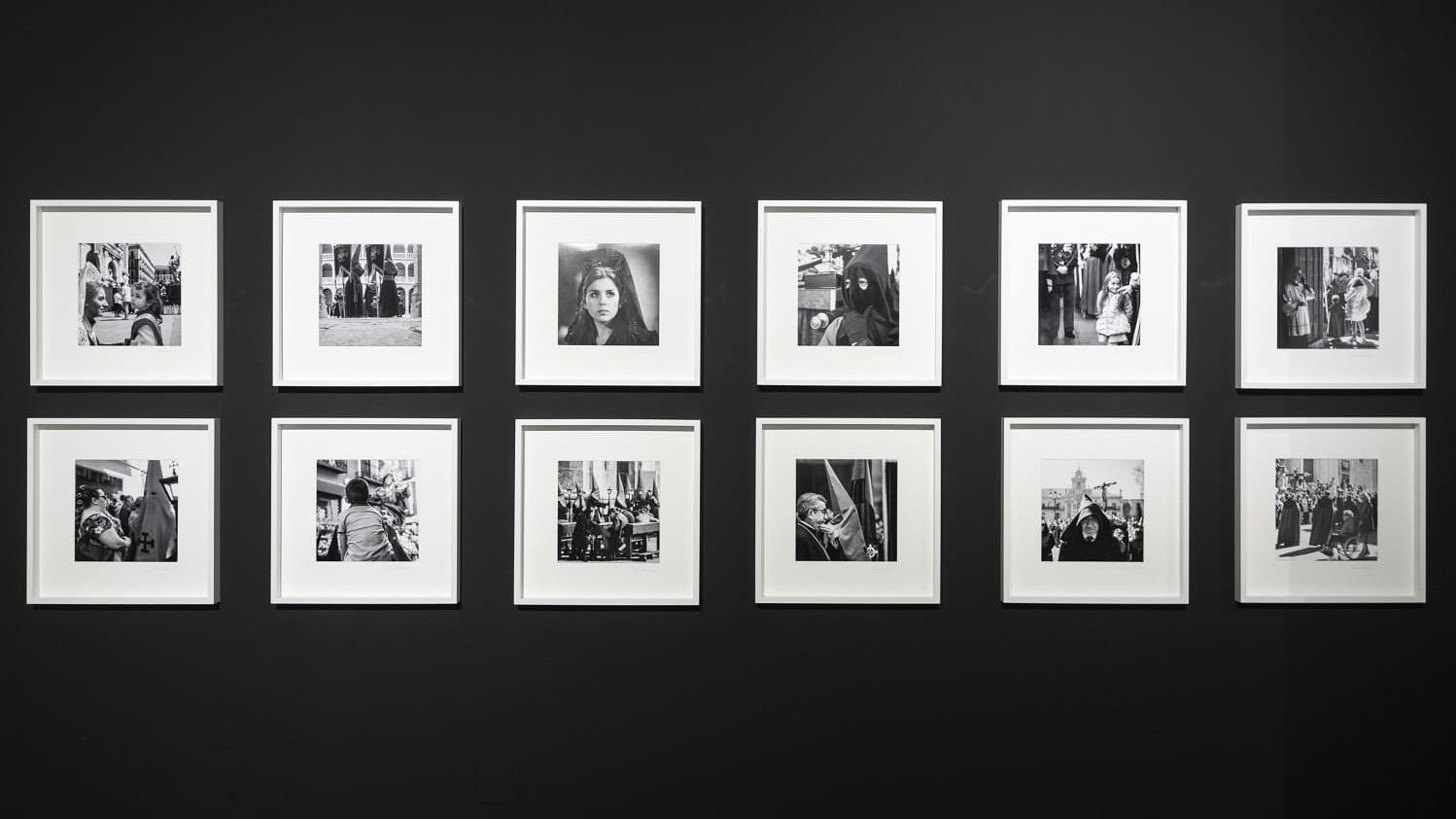 Exposición de fotografías en blanco y negro sobre pared negra