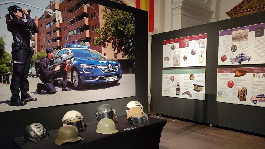 Exposición bicentenario Policía Nacional