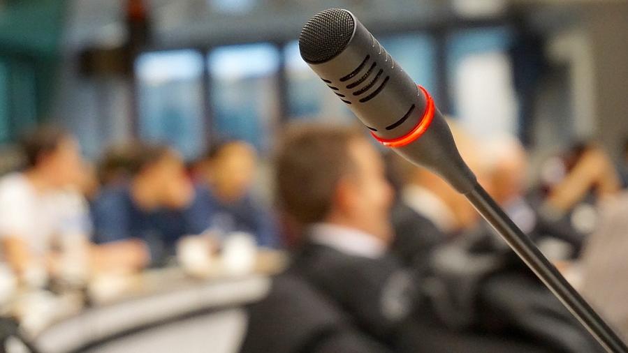 Micrófono en una sala de conferencias