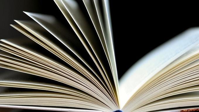 Libros abierto sobre fondo negro