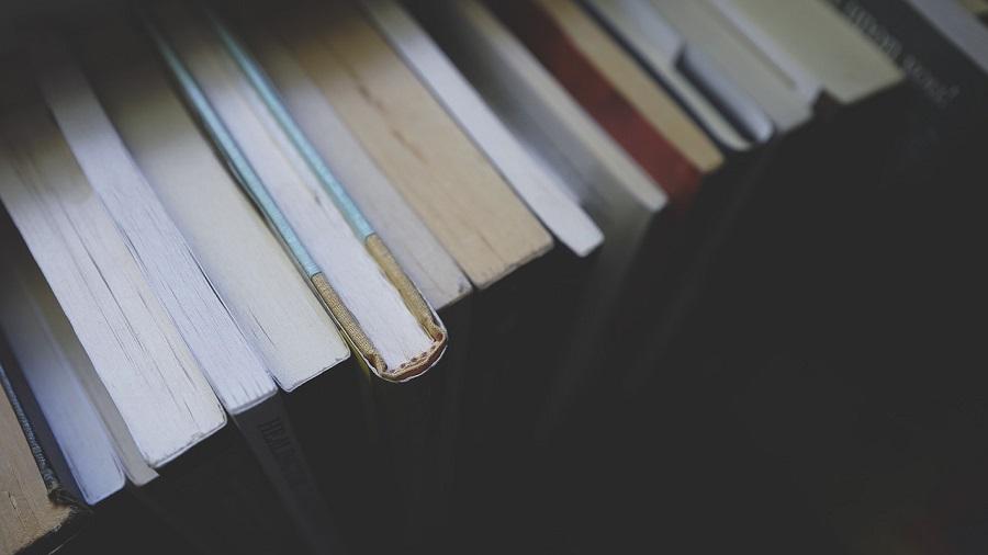 Libros sobre fondo negro