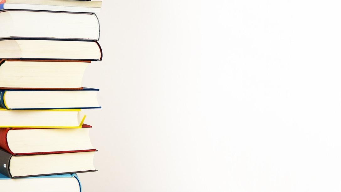 Libros apilados sobre fondo blanco