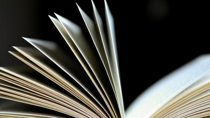 Libros abierto sobre fondo negro