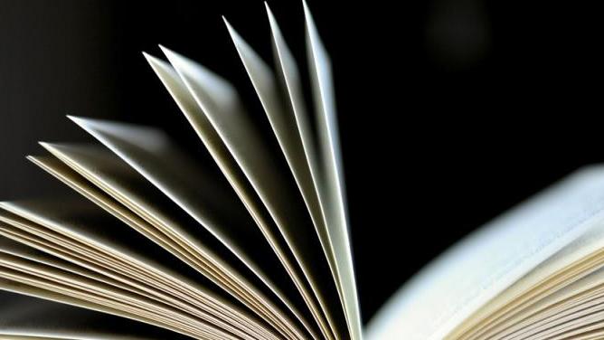 Libros abiertos sobre fondo negro