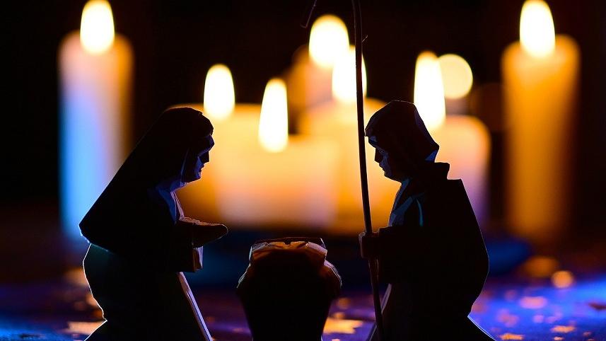Belén de Navidad con velas