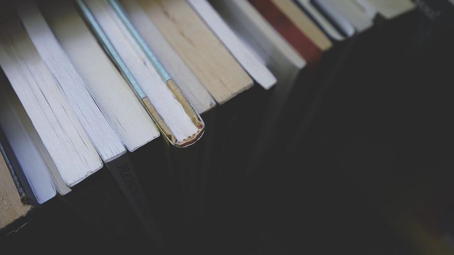 Libros abierto sobre fondo negro