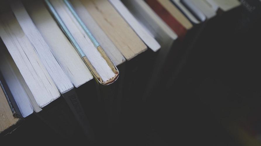 Libros abierto sobre fondo negro