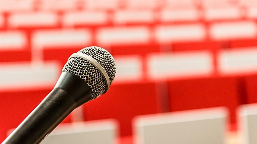 Micrófono en una sala de conferencias