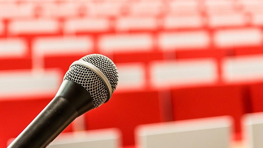 Micrófono en una sala de conferencias