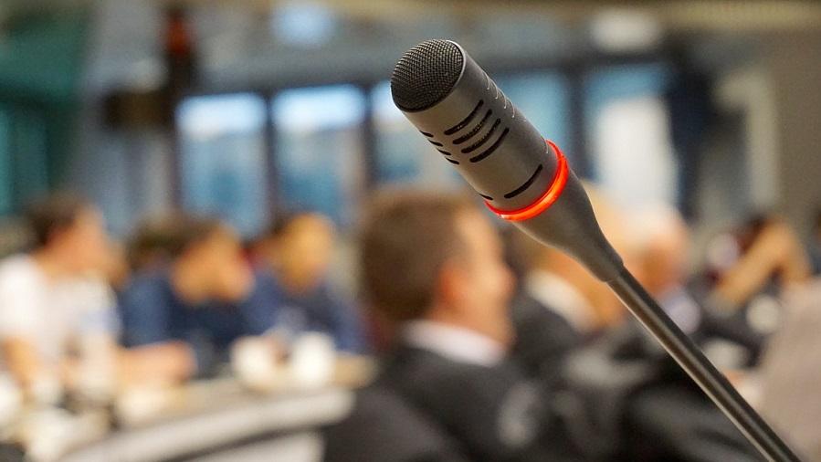 Micrófono en una sala de conferencias