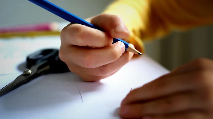 Un niño escribiendo