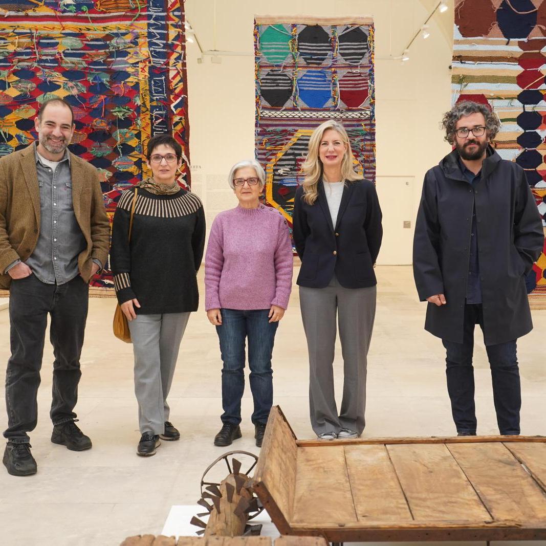 Teresa Lanceta y autoridades durante la inauguración de su exposición 