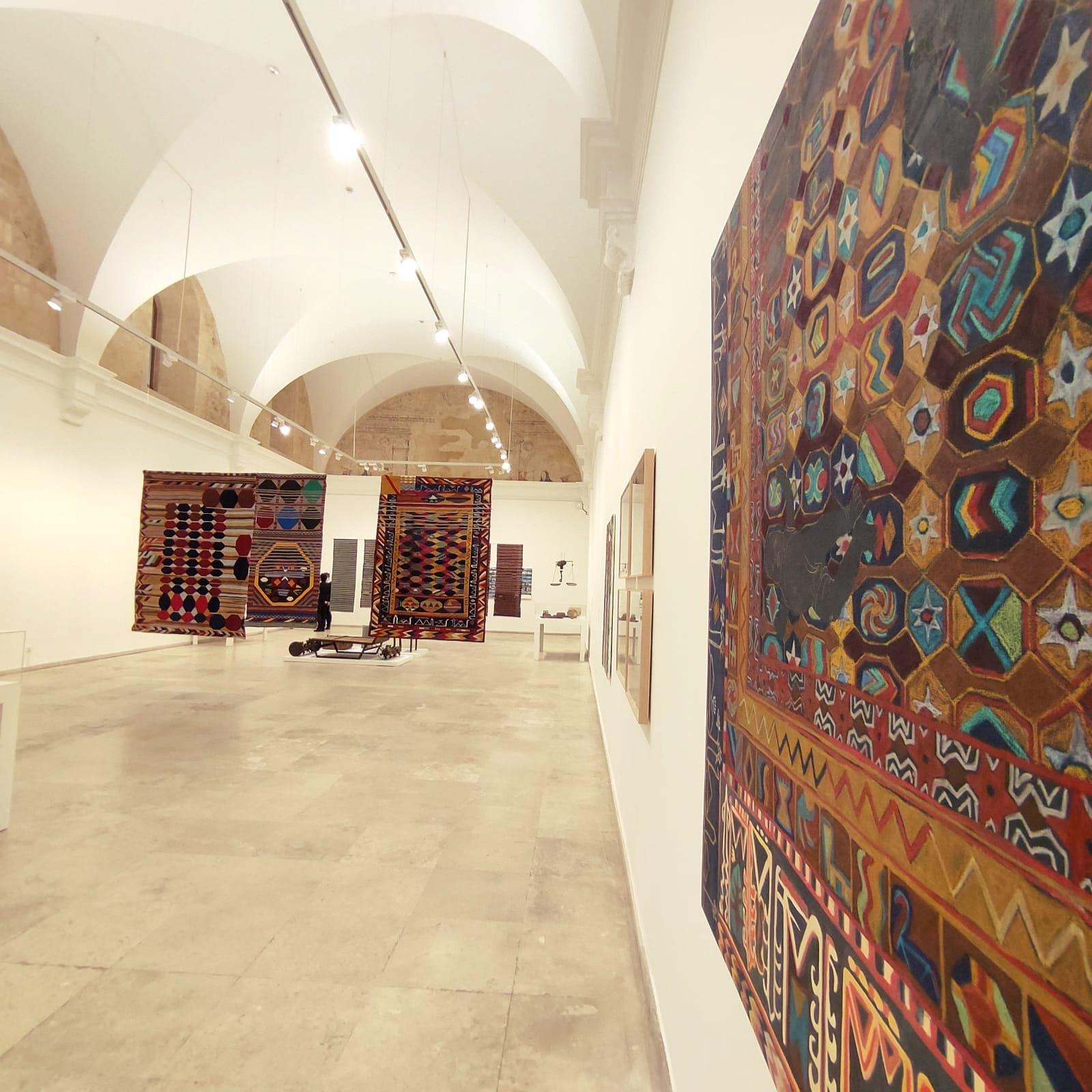 Textiles de la exposición el sueño de la cólcedra en el Museo Patio Herreriano