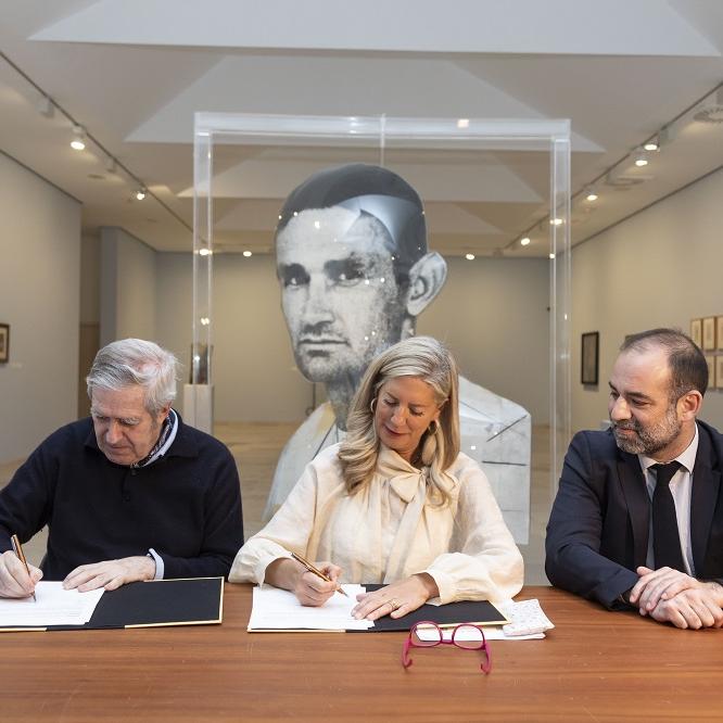 Irene Carvajal firma acuerdo Colección Arte Contemporáneo