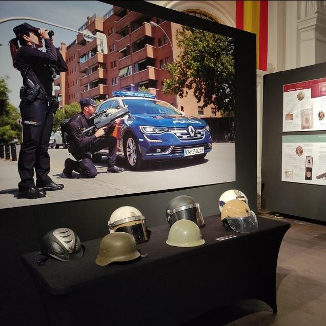 Exposición bicentenario Policía Nacional