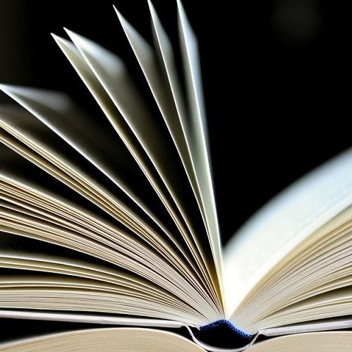 Libros abierto sobre fondo negro