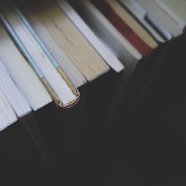 Libros sobre fondo negro
