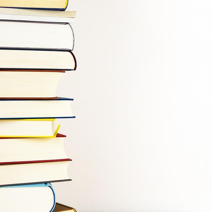Libros apilados sobre fondo blanco