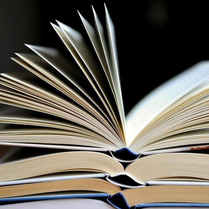 Libros abiertos sobre fondo negro