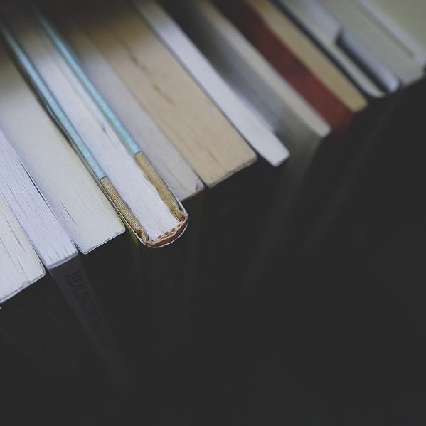 Libros abierto sobre fondo negro