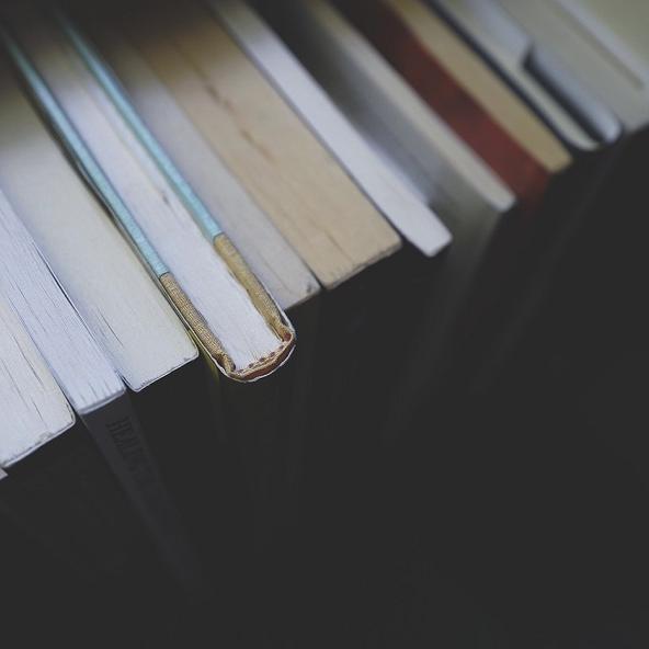 Libros apilados sobre fondo blanco