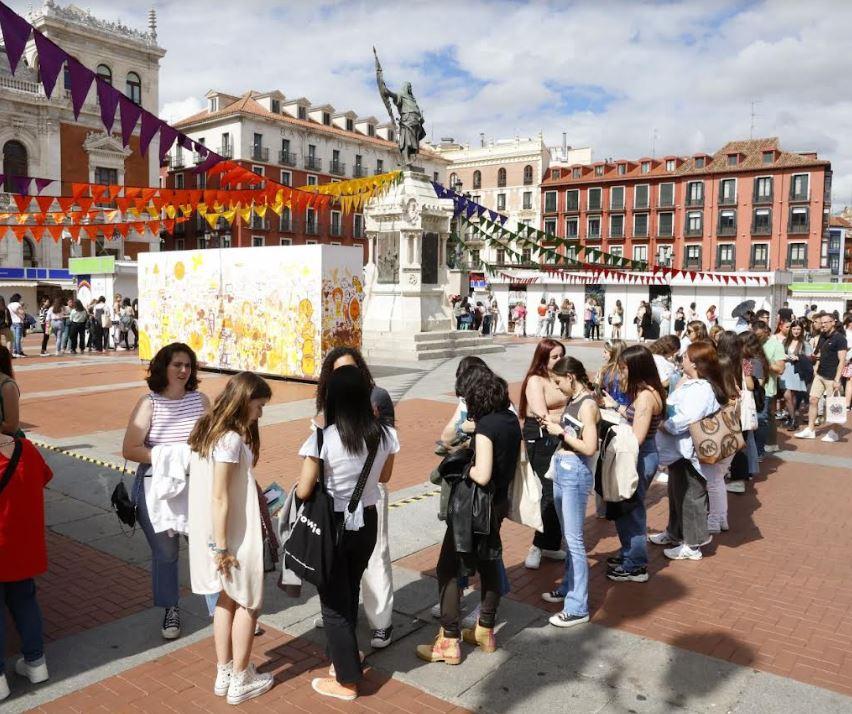 Mujeres haciendo cola en la feria del libro