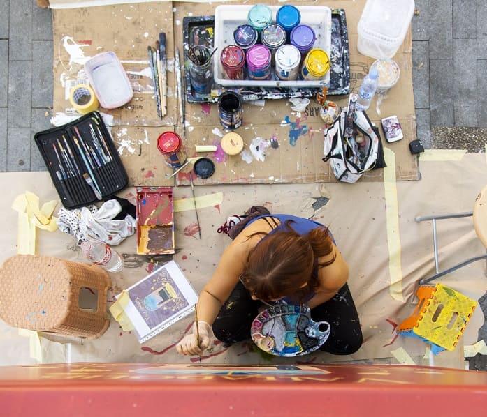 Mujer pintando en la calle