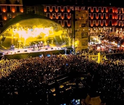 Concierto nocturno en la plaza mayor