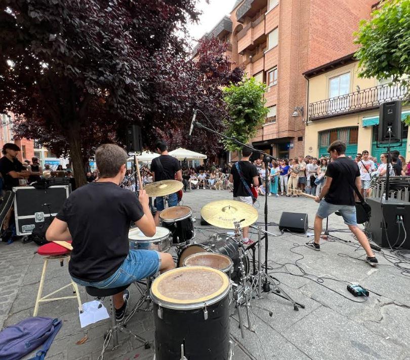 Grupo tocando en la calle