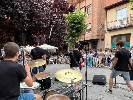 Banda tocando en la calle