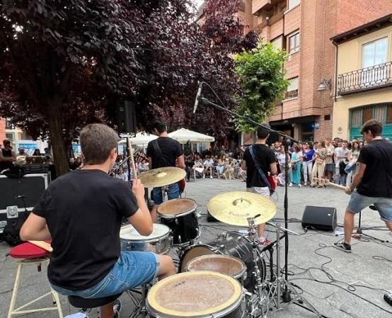 Banda tocando en la calle