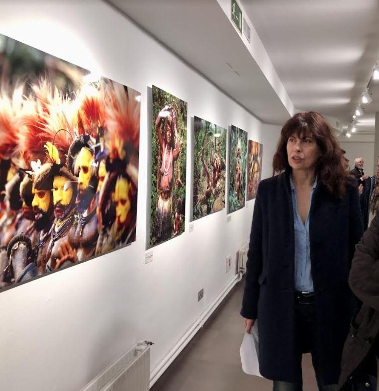 Mujer en la exposición la lengua de los otros