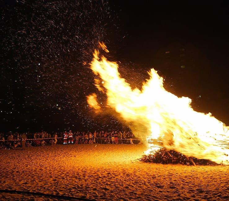 Hoguera en la playa de la noche de San Juan