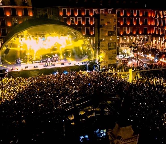 Concierto nocturno en la plaza mayor