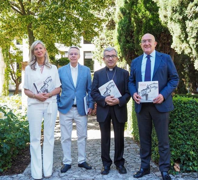 Personas posando con el libro "Templos de Valladolid"