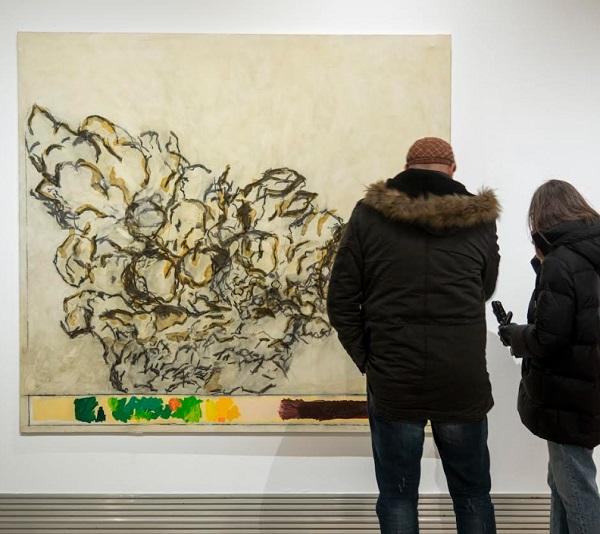 Pareja admirando lienzo de Alberto Corazón