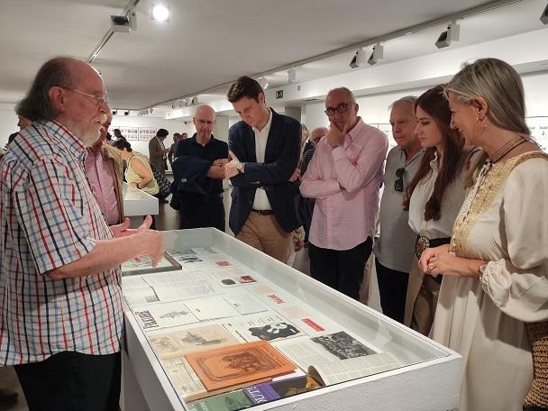 La concejala Irene Carvajal inaugura la exposición Folklore a la Revista en Casa Revilla