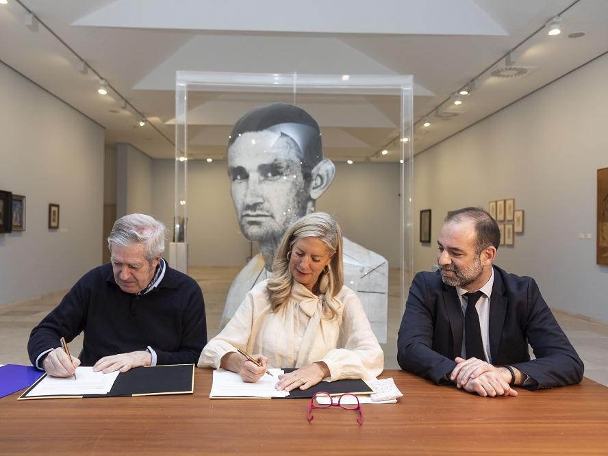 Irene Carvajal firma acuerdo Colección Arte Contemporáneo