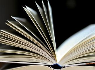 Libros abierto sobre fondo negro