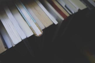 Libros sobre fondo negro