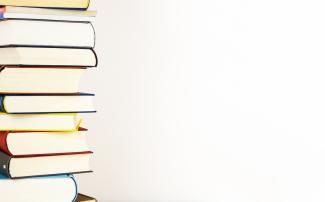 Libros apilados sobre fondo blanco